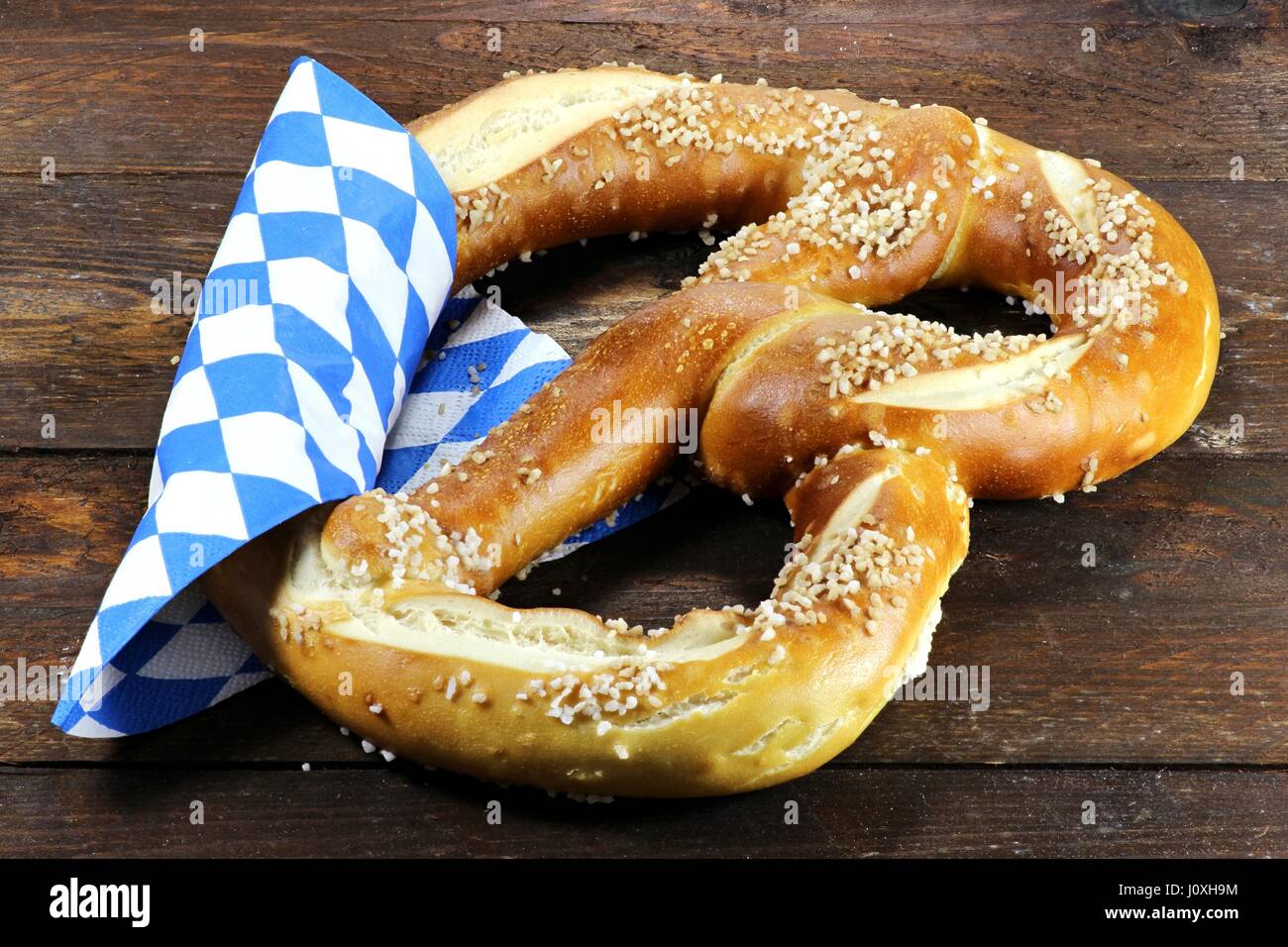 Tradizionali bavaresi Oktoberfest pretzel su sfondo di legno Foto Stock