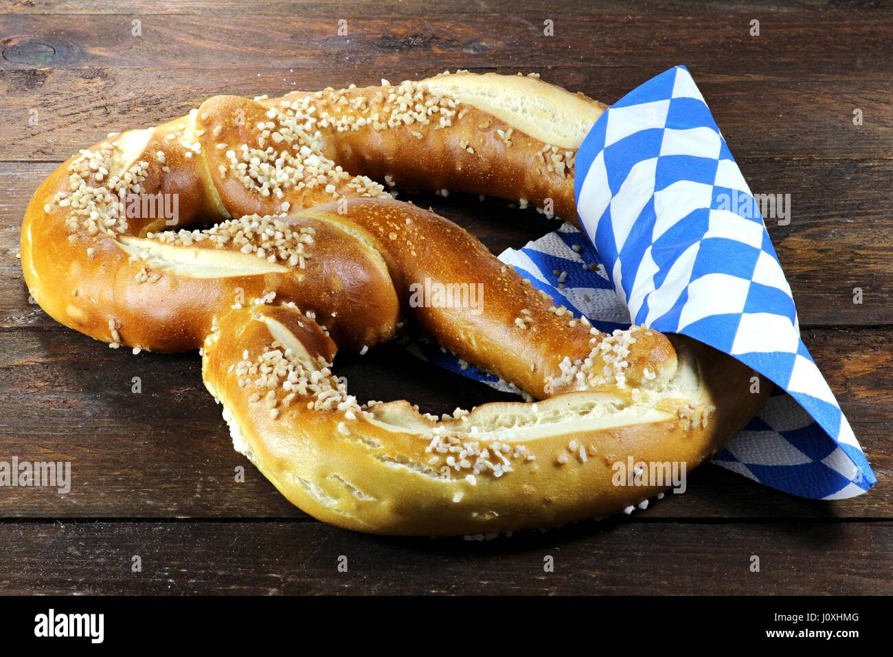 Tradizionali bavaresi Oktoberfest pretzel su sfondo di legno Foto Stock