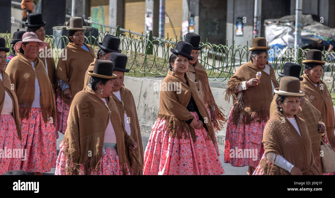 Donne tradizionali (Cholitas) in abiti tipici durante il primo di maggio parata del giorno del lavoro - La Paz in Bolivia Foto Stock