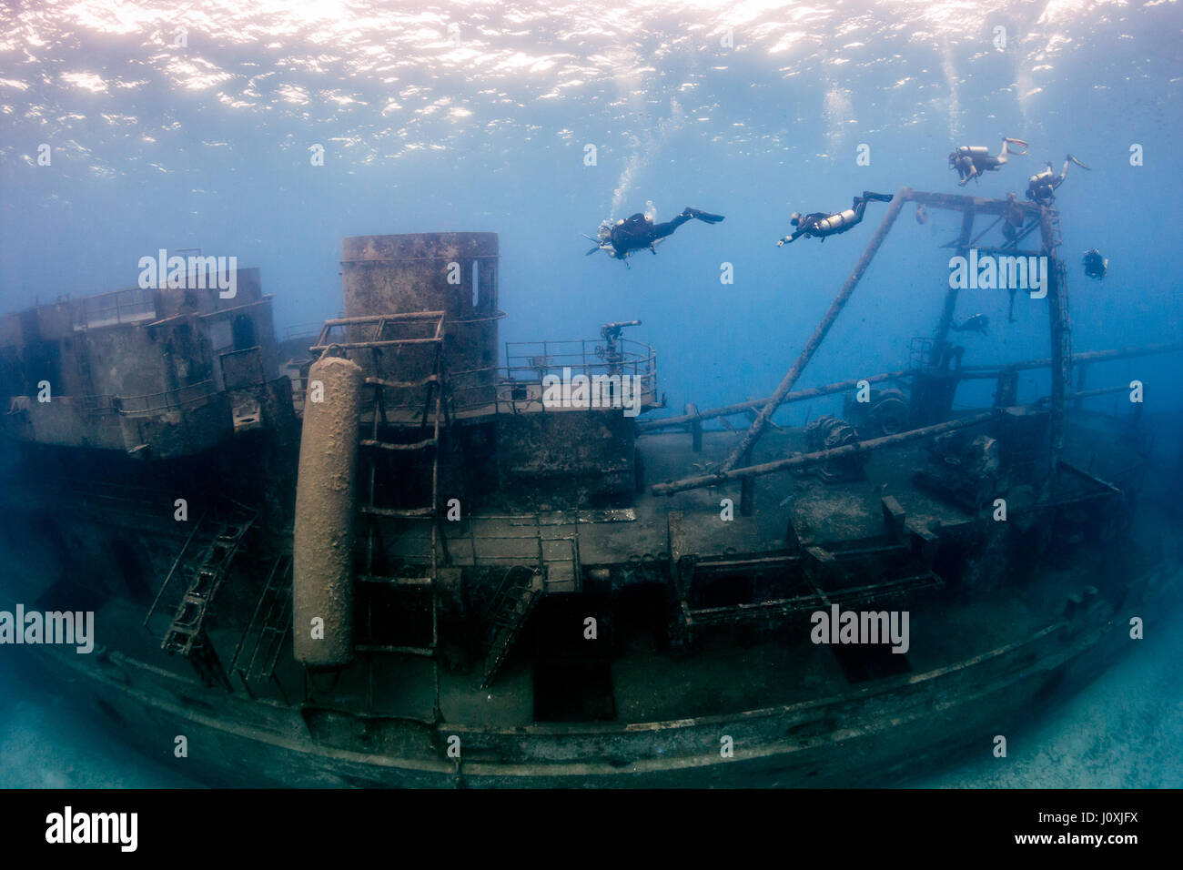 I subacquei intorno ad un enorme relitto subacqueo Foto Stock
