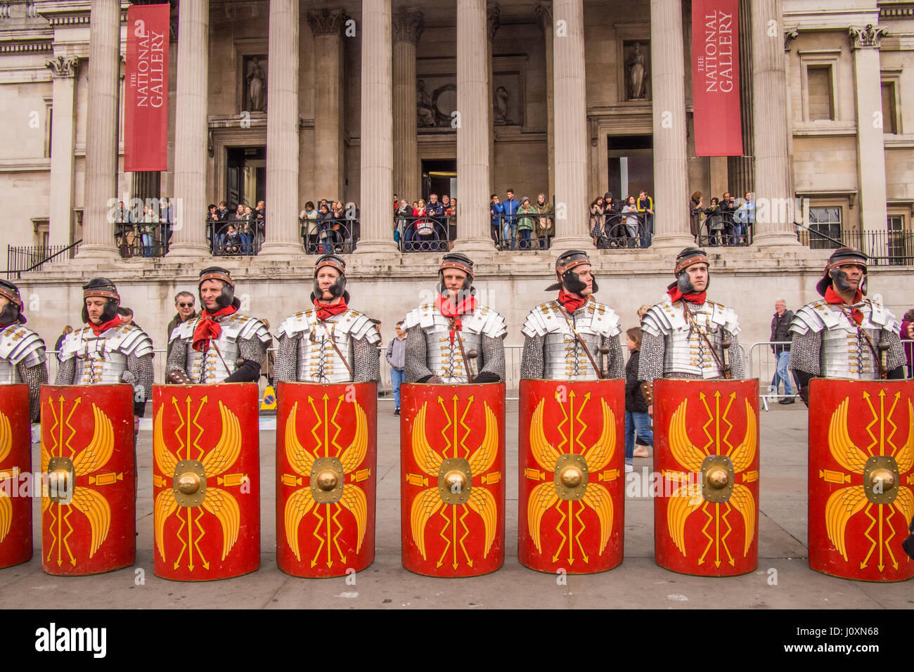 "Guardie romane' prima rappresentazione teatrale della Passione di Cristo in Trafalgar Square di Londra, durante il weekend di Pasqua 2017 Foto Stock