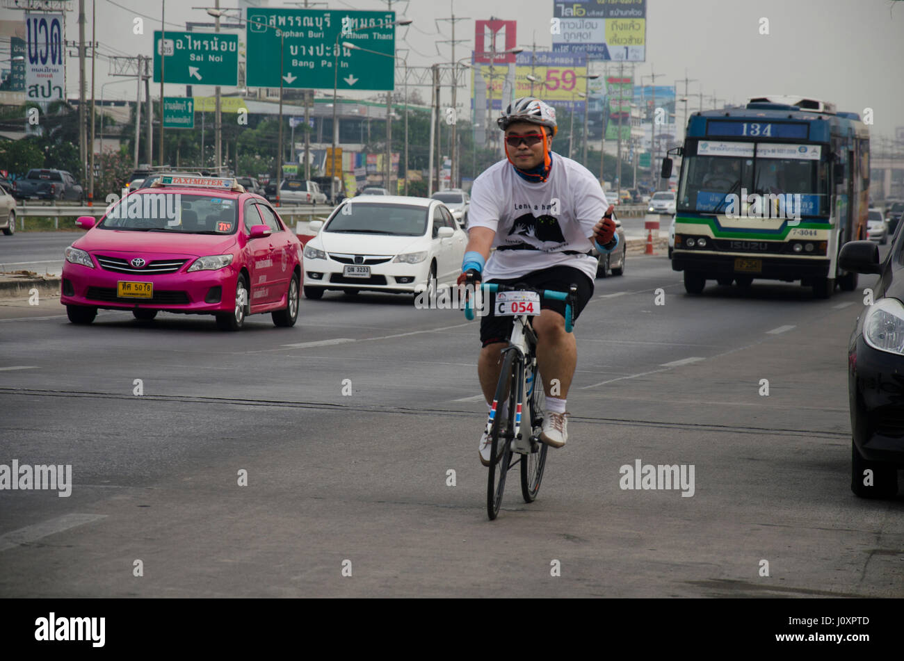 Asian popolo thai mountain bike bicicletta in gara su via Autostrada con traffico stradale a Bangbuathong city il 26 febbraio 2017 a Nonthaburi, Tailandia Foto Stock