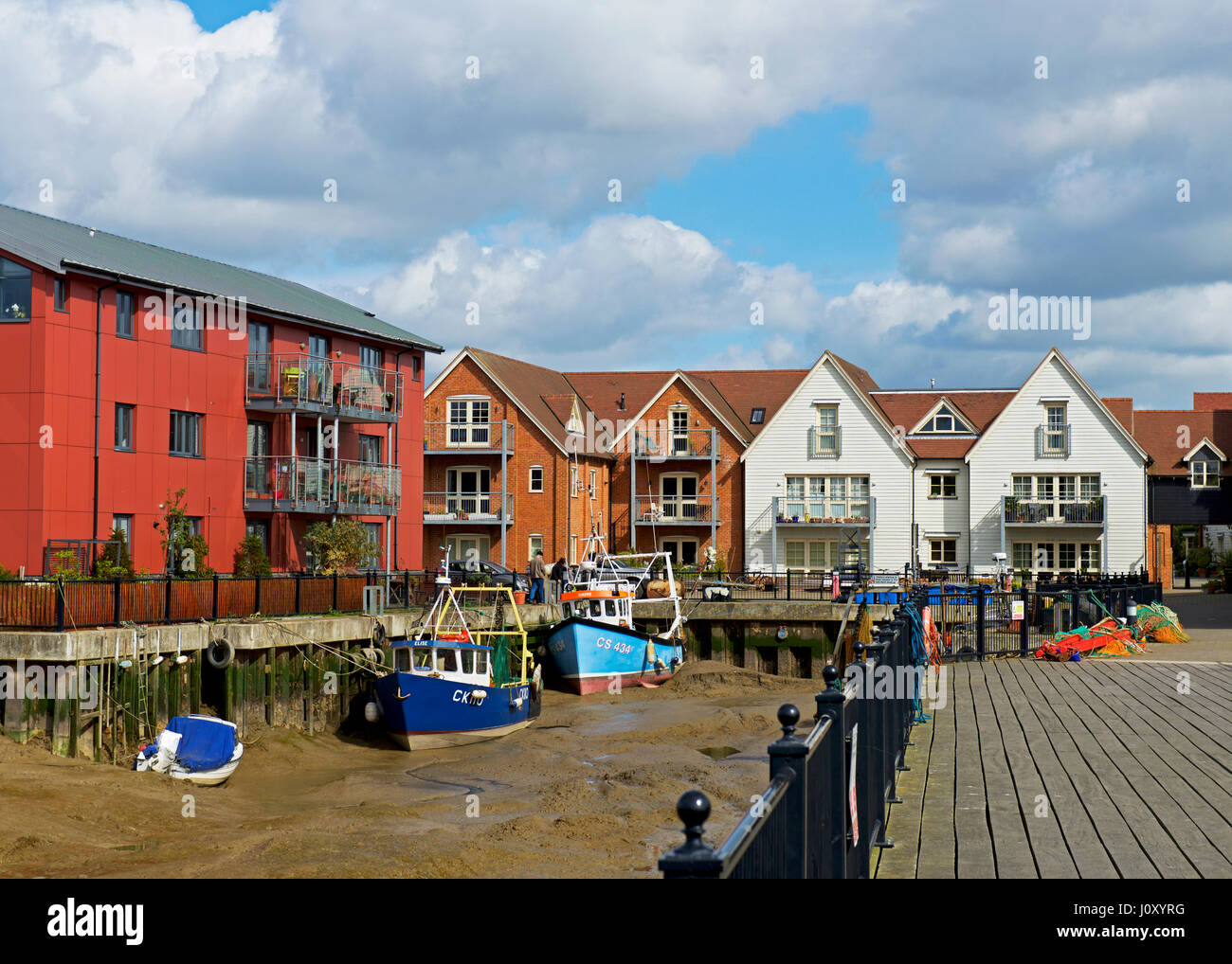 Appartamenti con vista sul fiume Colne, Wivenhoe, Essex, Inghilterra, Regno Unito Foto Stock