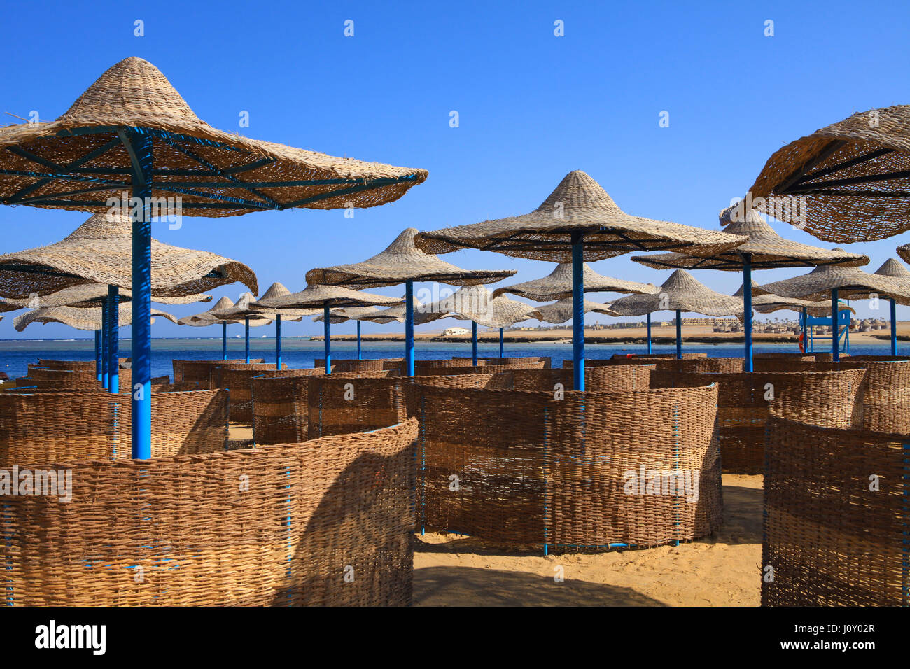 Egyptian ombrellone sulla spiaggia del Mar Rosso. Port Ghalib, Egitto. Foto Stock