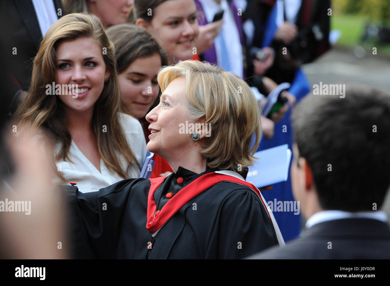 Hillary Clinton (L), ex Segretario di Stato statunitense, chat per studenti dell università del quadrangolo dopo essere stato insignito della laurea honoris causa di dottore in legge Foto Stock