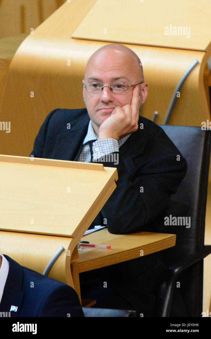 Scottish verdi co-organizzatore Patrick Harvie ascolta il dibattito sul governo scozzese del programma legislativo Foto Stock