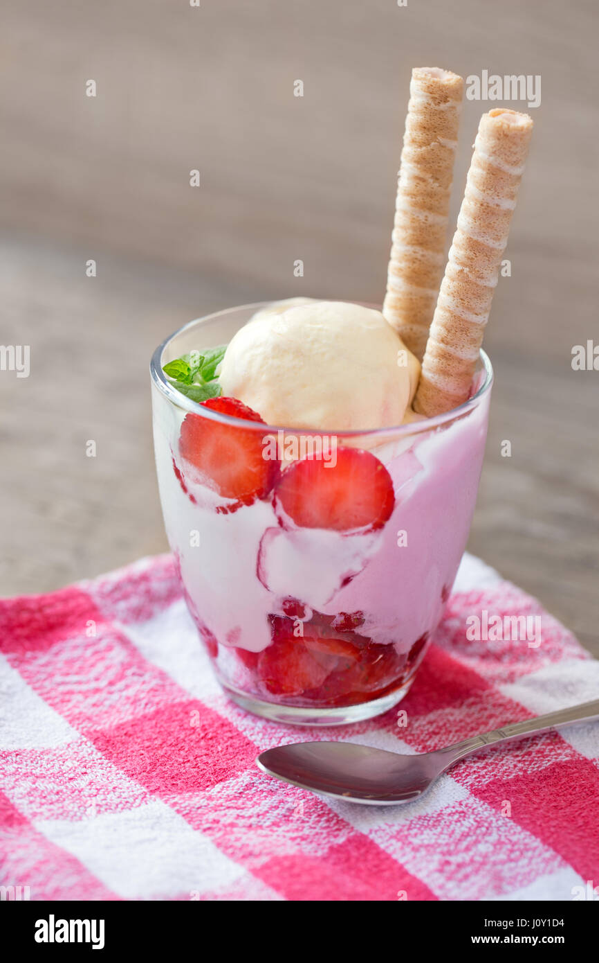 Dolce alle fragole con panna montata e gelato Foto Stock