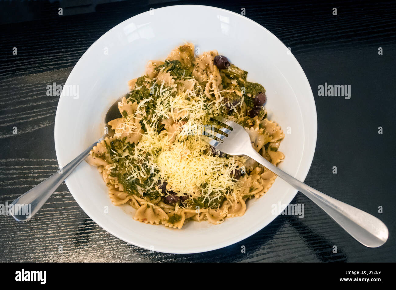Tutta la pasta di grano fiocchi di spinaci e formaggio grattugiato Foto Stock