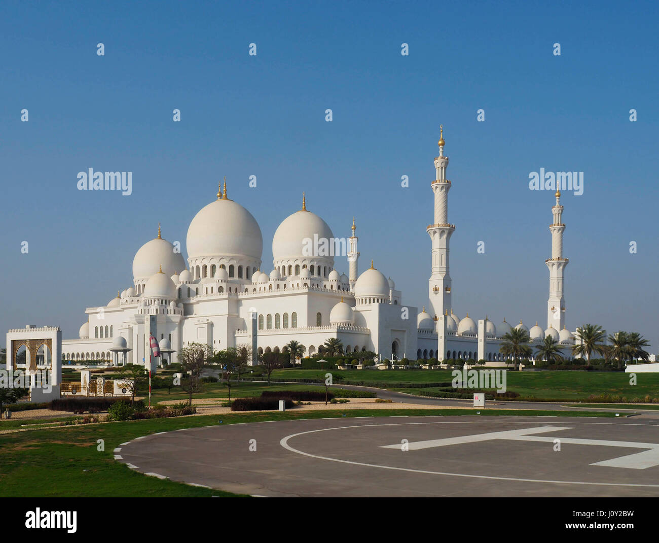 Grand Sheihk Zayed moschea con pista di atterraggio per elicotteri in primo piano in Abu Dhabi, negli Emirati Arabi Uniti. Foto Stock