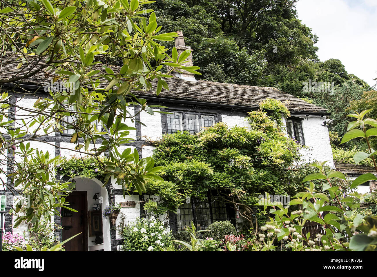 Cottage fronte St Christophers chiesa in Pott Shrigley Cheshire Foto Stock