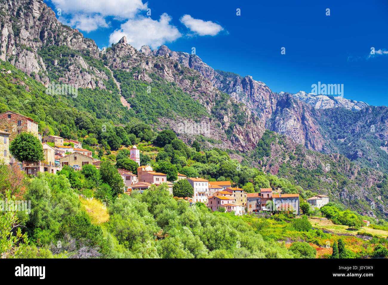 Città Ota con lo sfondo delle montagne vicino a Evisa e Porto, Corsica, Francia. Foto Stock