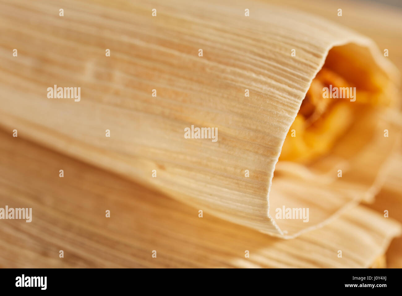 In stile messicano tamales avvolti in essiccato bucce di mais Foto Stock