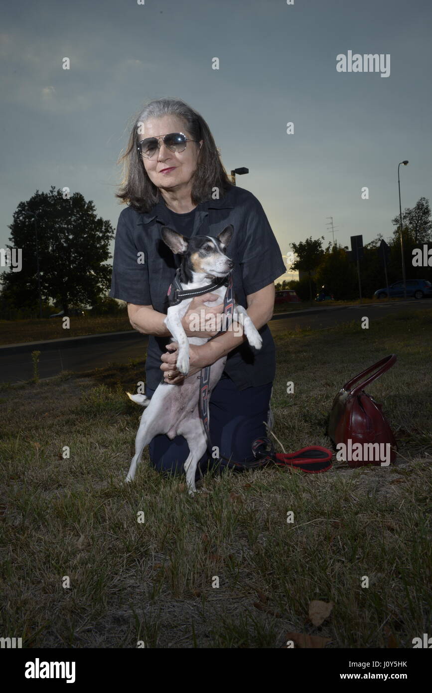 Donna anziana in posa con il suo cane Jack Russel Foto Stock
