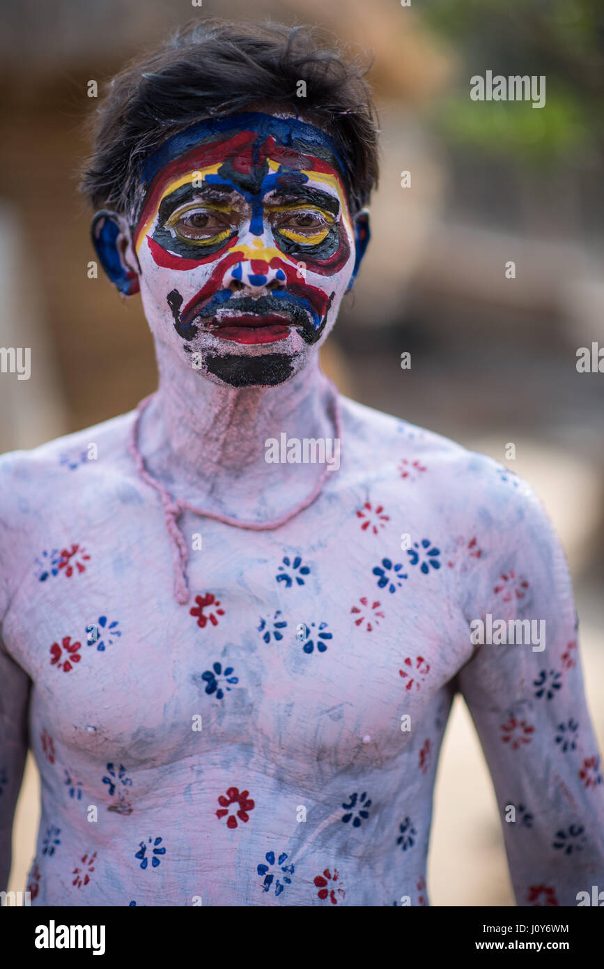 Indian uomo viso e corpo verniciato prima della Gajan festival in Sonapalashi, Bengala occidentale Foto Stock