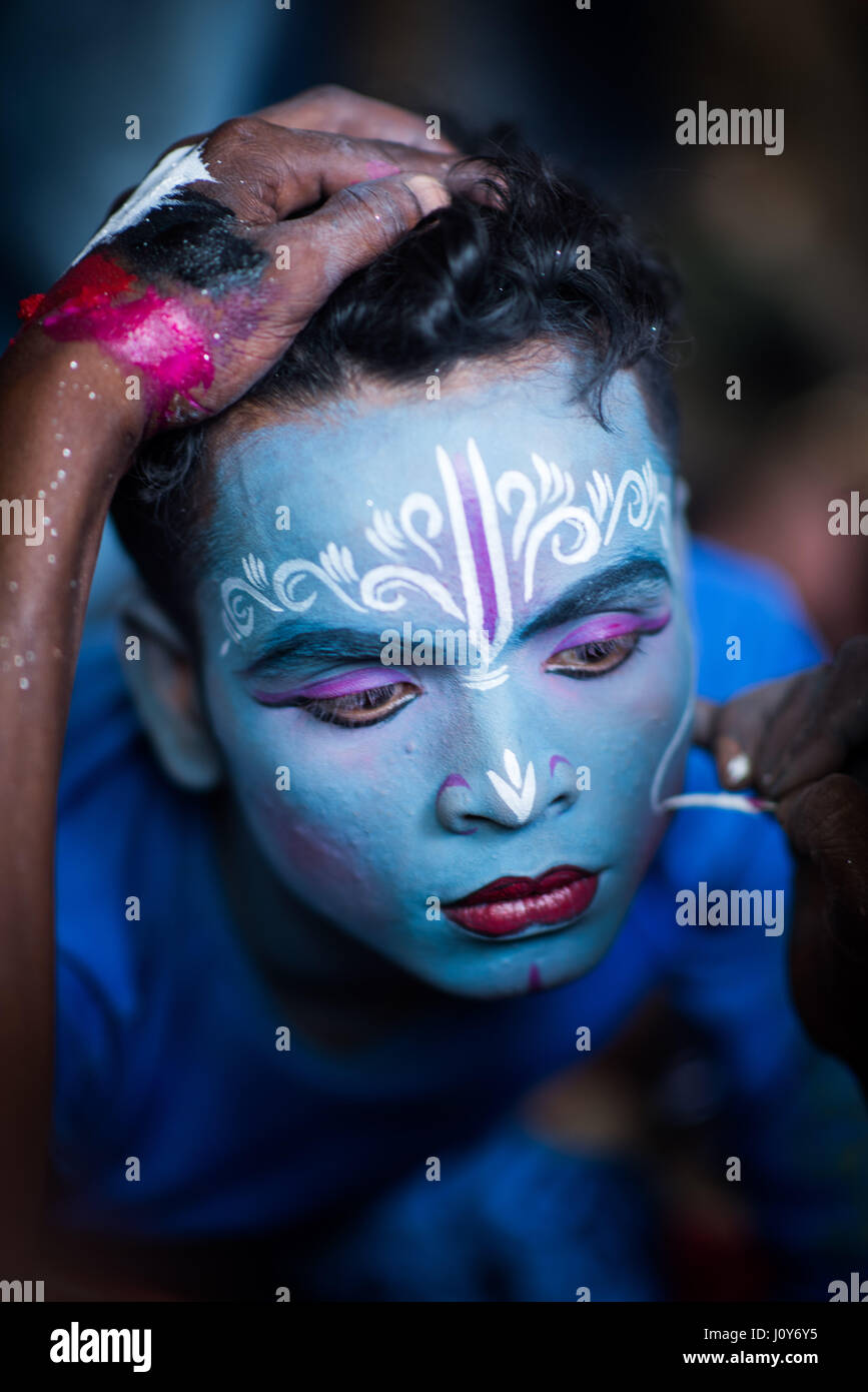 Giovane uomo avente il suo volto dipinto a Gajan e charak festival in Krishnadepur, Bengala occidentale Foto Stock