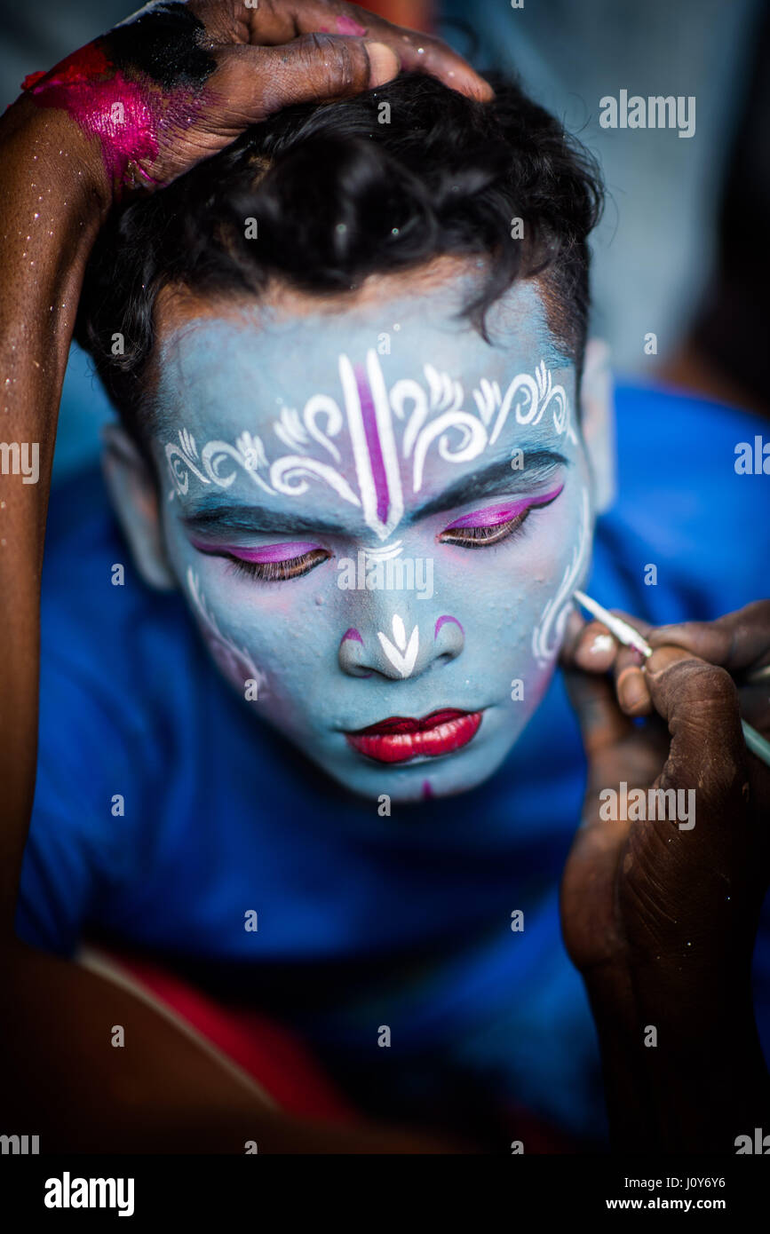 Giovane uomo avente il suo volto dipinto a Gajan e charak festival in Krishnadepur, Bengala occidentale Foto Stock