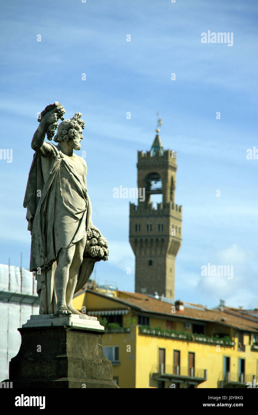 Il Ponte a Santa Trinita statua in marmo di autunno (caduta) da Giovan Battista Caccini - Firenze (Firenze), Toscana, Italia, Europa Foto Stock