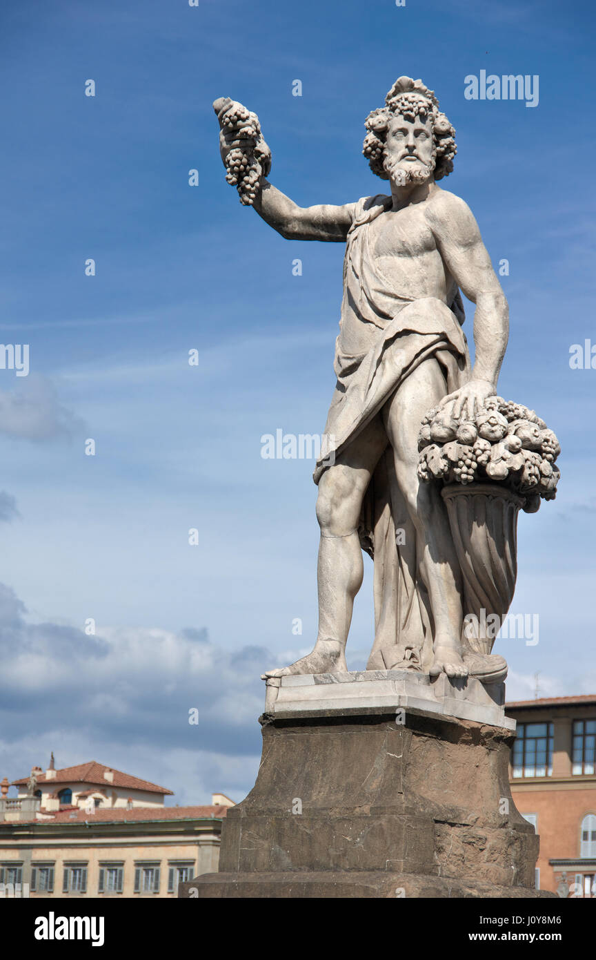 Il Ponte a Santa Trinita statua in marmo di autunno (caduta) da Giovan Battista Caccini - Firenze (Firenze), Toscana, Italia, Europa Foto Stock