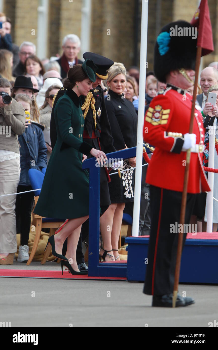 Il principe William, duca di Cambridge e Caterina, duchessa di Cambridge, visitando la caserma del primo battaglione irlandese Guardie, in Hounslow, per una speciale il giorno di San Patrizio Parade. Dotato di: Prince William, duca di Cambridge, Caterina, duchessa di Cambr Foto Stock