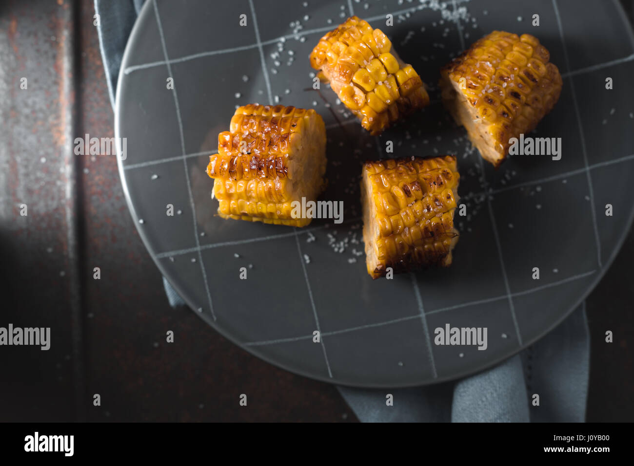 Fette di mais arrostito sulla piastra ceramica vista superiore orizzontale Foto Stock