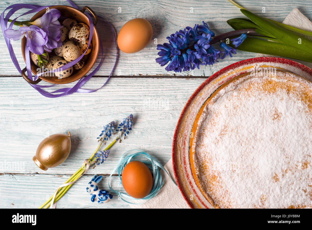 Tedesco torta di Pasqua con decorazione e fiore sul bianco tavolo in legno vista superiore Foto Stock