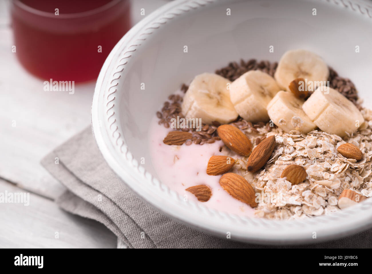 Yogurt alla frutta con diversi condimenti in legno bianco tavolo orizzontale Foto Stock