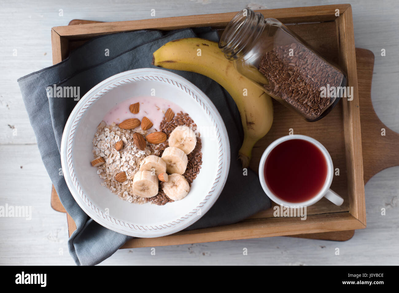 Sana colazione sul vassoio in legno vista superiore Foto Stock