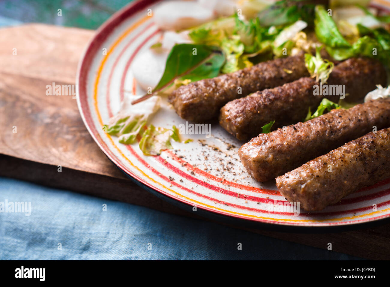 Cevapcici per la ceramica piastra in orizzontale Foto Stock