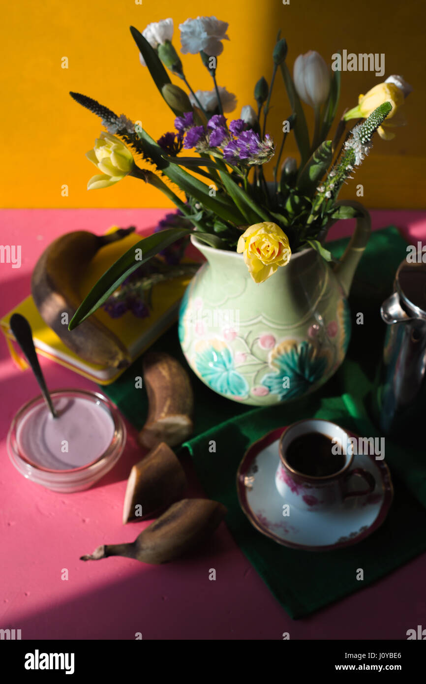 La prima colazione a molla su sfondo colorato in verticale Foto Stock