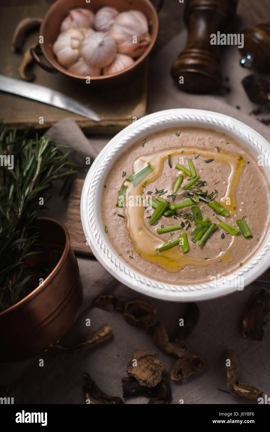 Mushroom cream soup sul legno verticale di sfondo Foto Stock