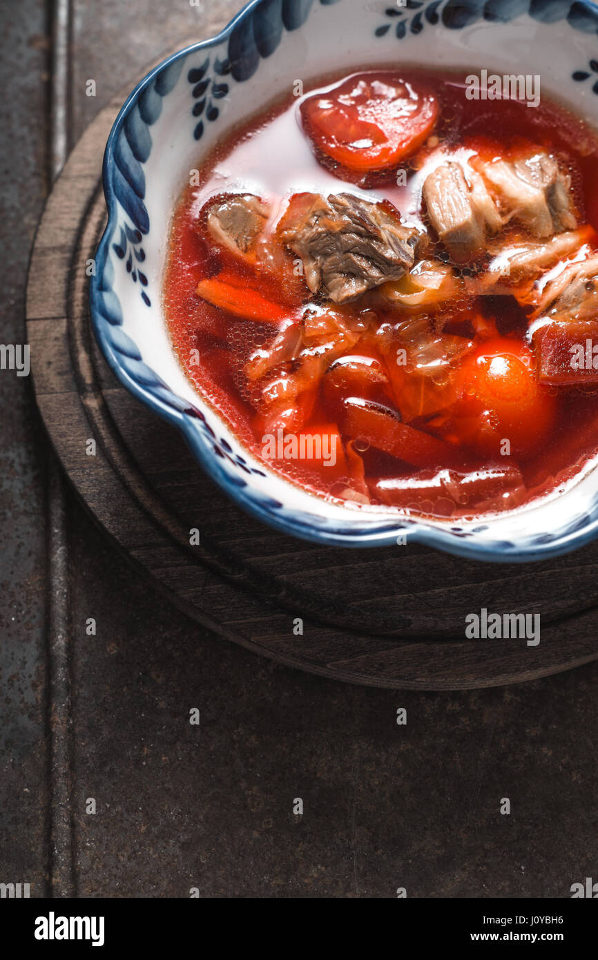 Tradizionale russo e ucraino zuppa di barbabietole verticale borscht Foto Stock