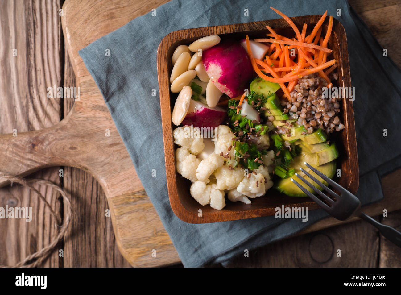 Una sana insalata con grano saraceno e verdure nella ciotola di legno vista superiore Foto Stock