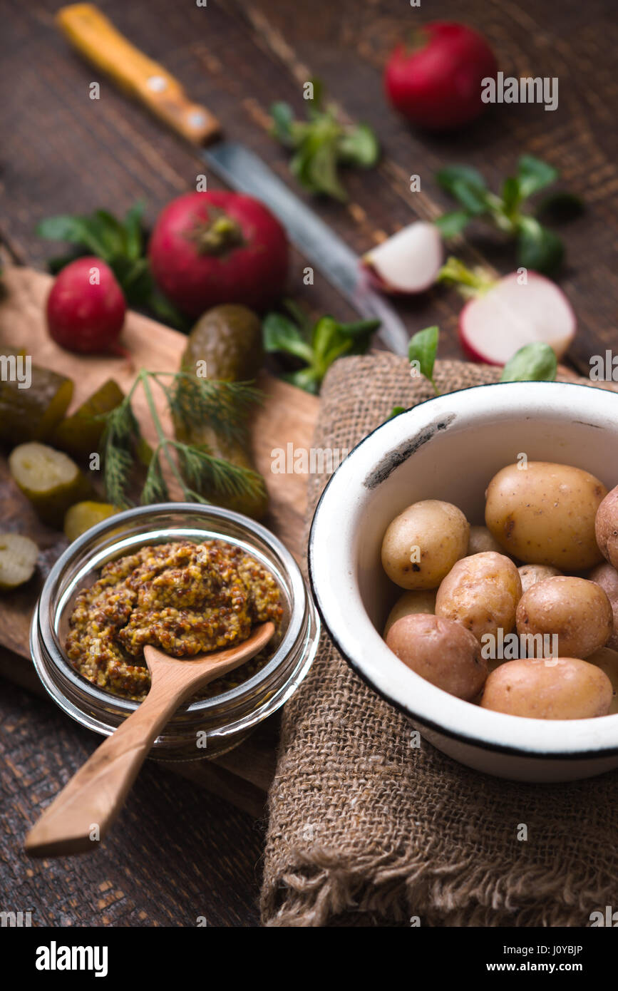 Ingredienti per il rustico insalata di verdure sul tavolo di legno in verticale Foto Stock