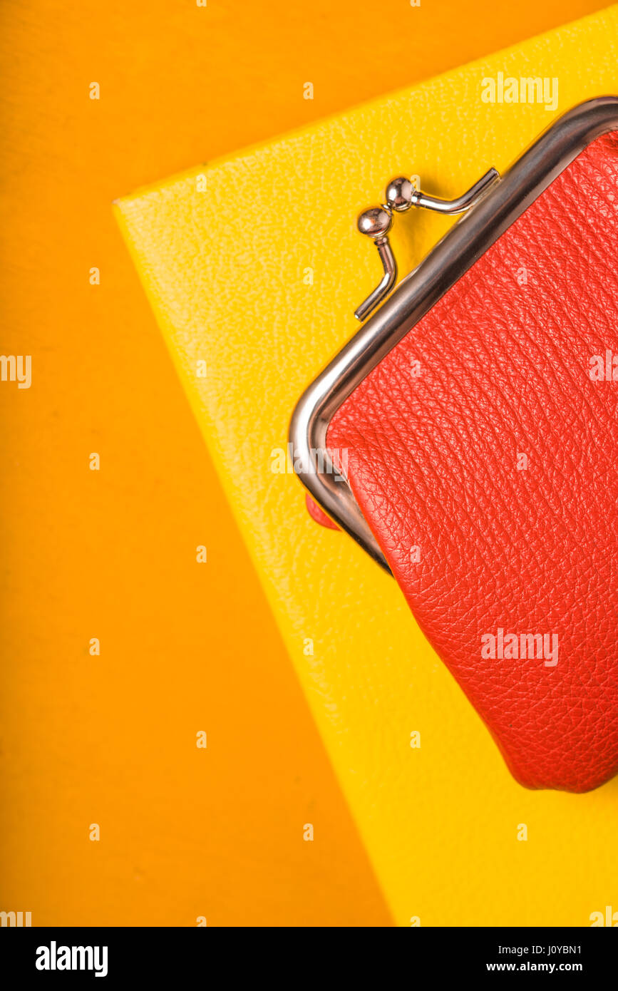 Orange wallet su un notebook giallo Foto Stock