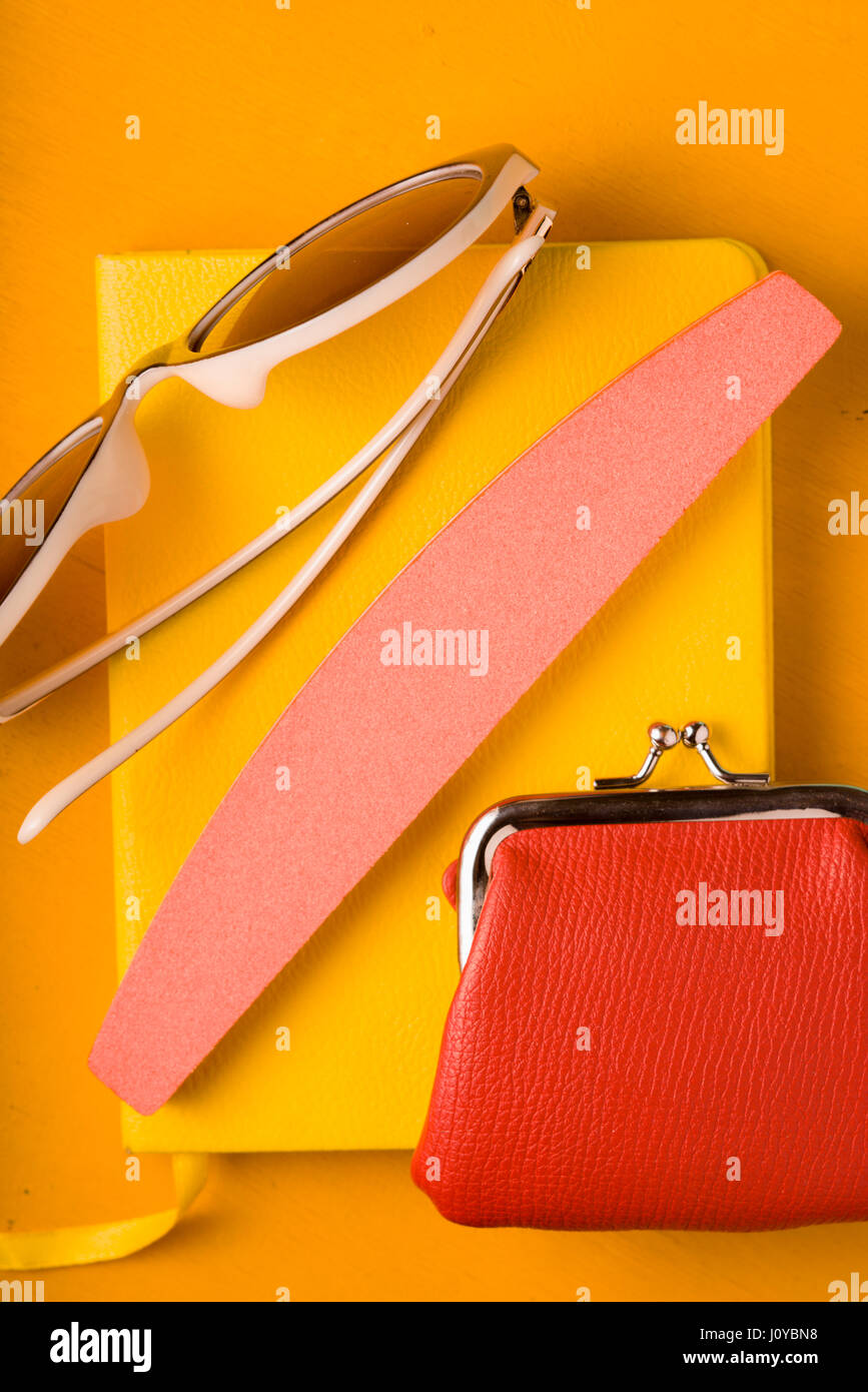 Bicchieri, in borsa su un blocco note su un giallo pop art background Foto Stock