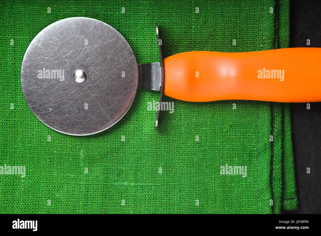 Pizza coltello su un colore verde brillante tovagliolo Foto Stock