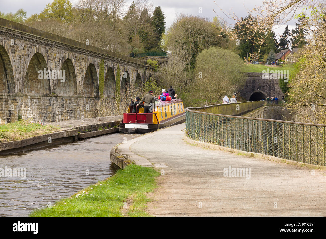 Narrowboat e walkers attraversando l acquedotto in Llangollen canal costruito nel 1801 Foto Stock