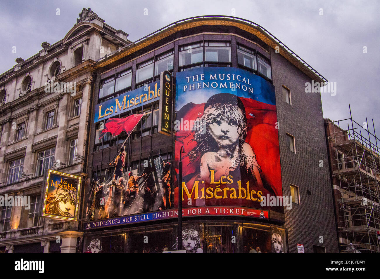 Les Miserables pannelli pubblicitari a Queens Theatre, Londra. Foto Stock