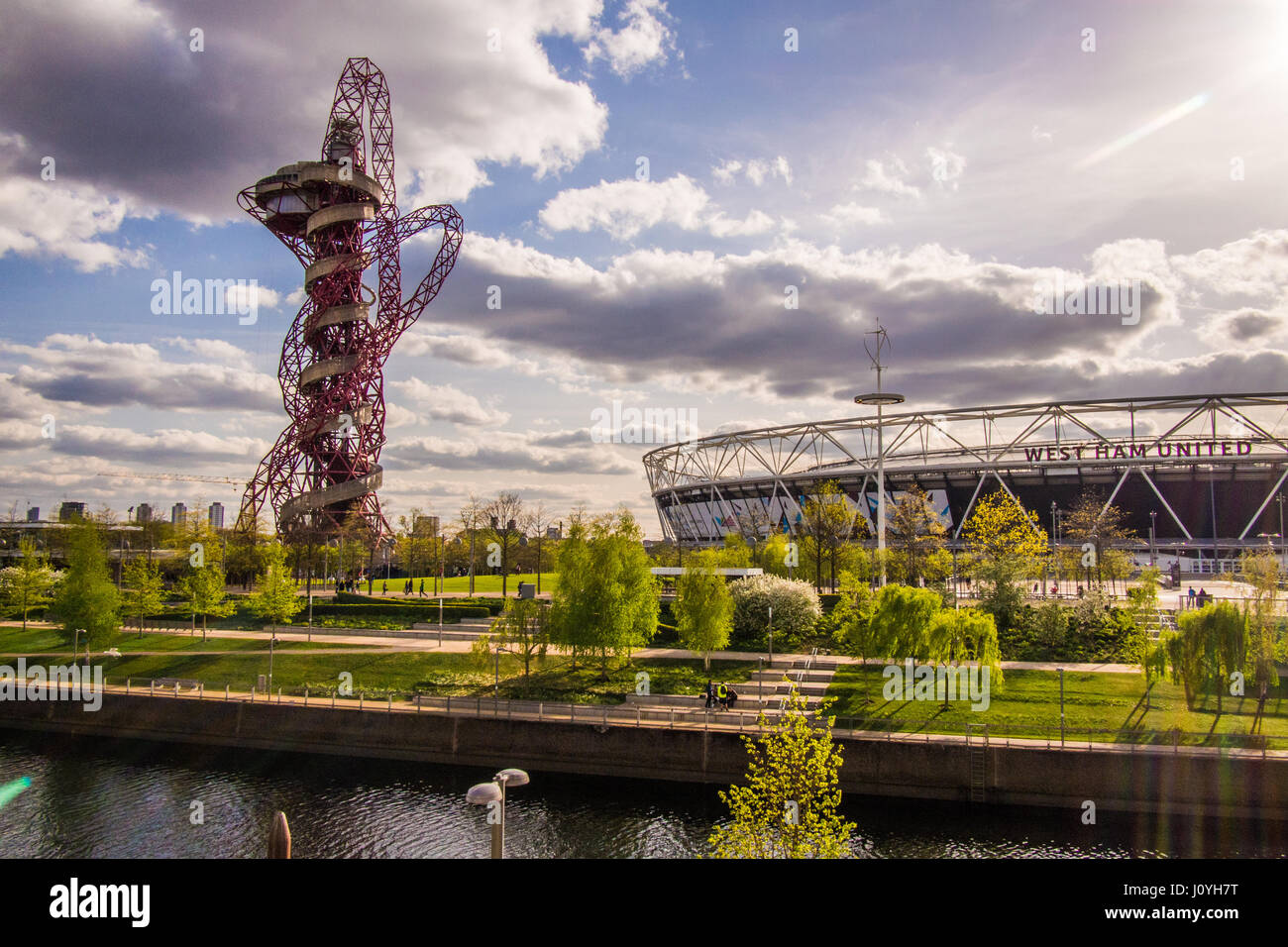 ArcelorMittal orbita struttura in acciaio con un tubo scorrere accanto allo Stadio Olimpico (ora West Ham football ground), Olympic Park, Londra Foto Stock