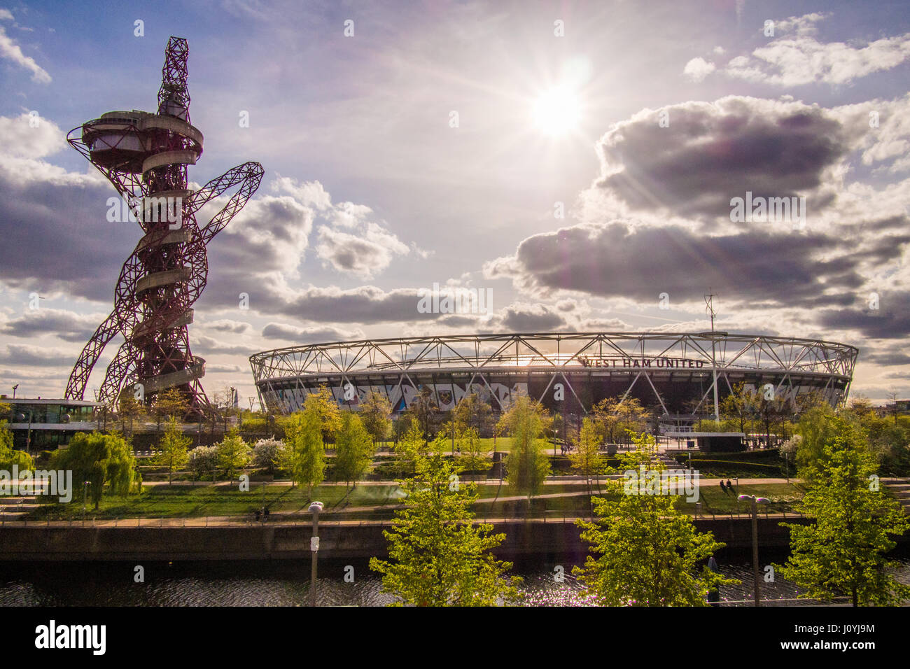 ArcelorMittal orbita struttura in acciaio con un tubo scorrere accanto allo Stadio Olimpico (ora West Ham football ground), Olympic Park, Londra Foto Stock