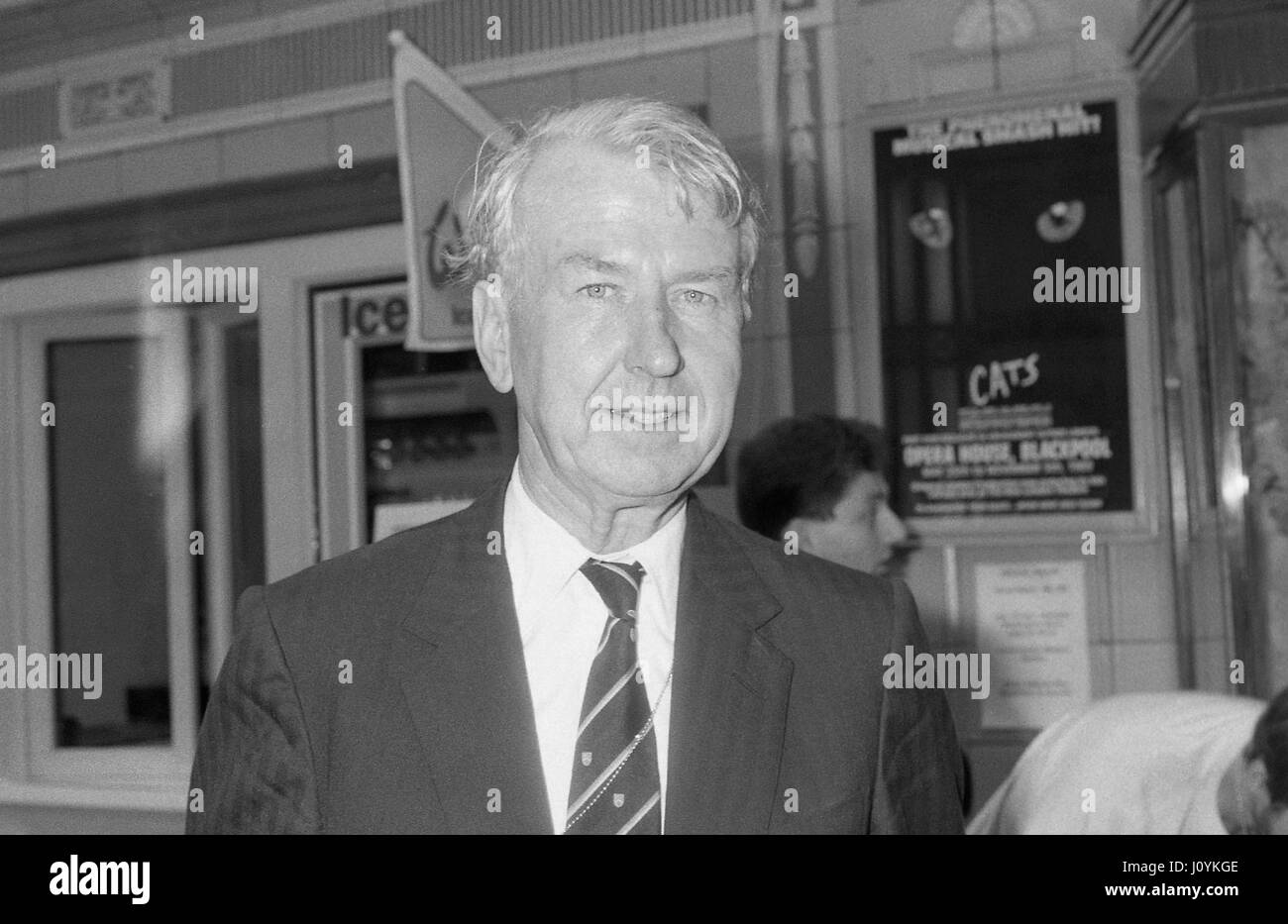 Rt. L'on. Peter Walker, Segretario di Stato per il Galles e membro del partito conservatore del Parlamento per Worcester, assiste la conferenza delle parti di Blackpool, in Inghilterra il 10 ottobre 1989. Foto Stock