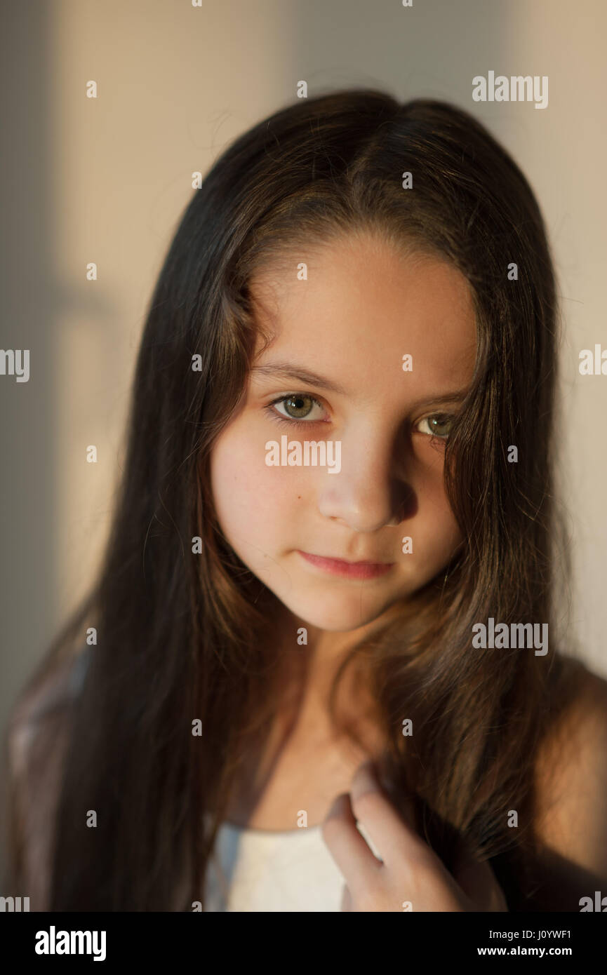 Bella ragazza con i capelli lunghi illuminato da una luce calda Foto Stock