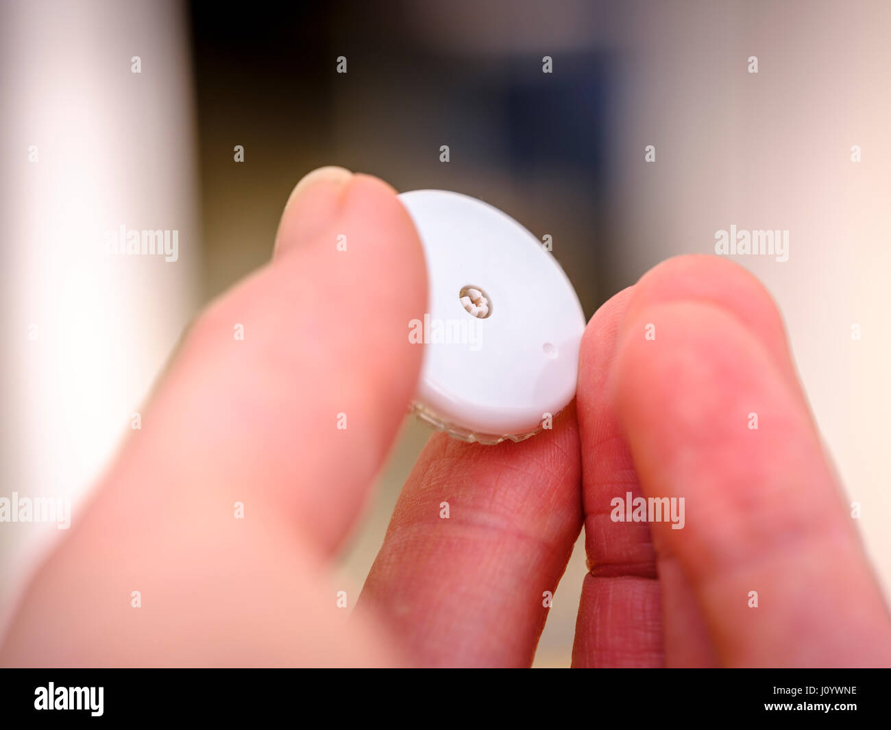 Diabete di tipo 1 - un primo piano di un sensore di monitoraggio della glicemia flash realizzato da Abbott chiamato Freestyle Libre. Foto Stock