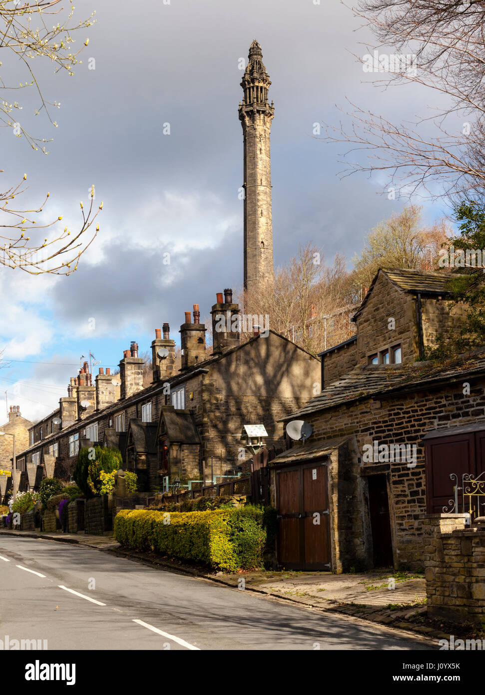 Wainhouse Tower visto dalla strada Scarbottom, Halifax, West Yorkshire, Inghilterra Foto Stock