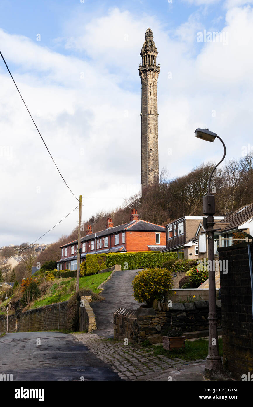 Wainhouse Tower visto dalla strada Scarbottom, Halifax, West Yorkshire, Inghilterra Foto Stock