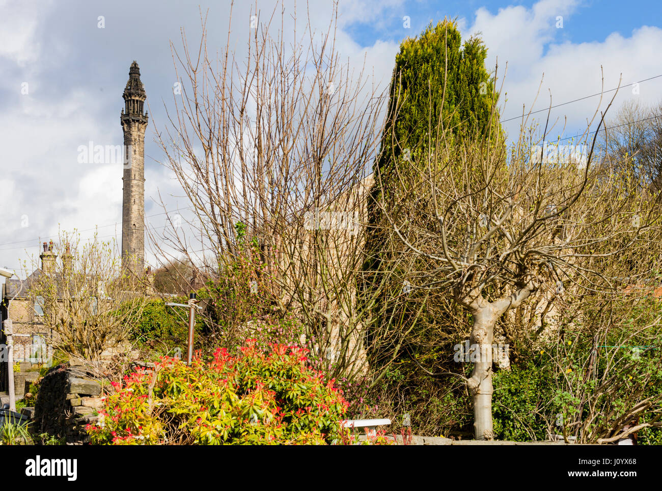 Wainhouse Tower visto dalla strada Scarbottom, Halifax, West Yorkshire, Inghilterra Foto Stock