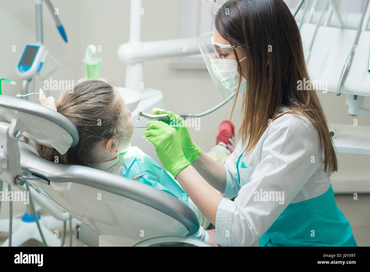 Dentista il trattamento di bambino i denti Foto Stock