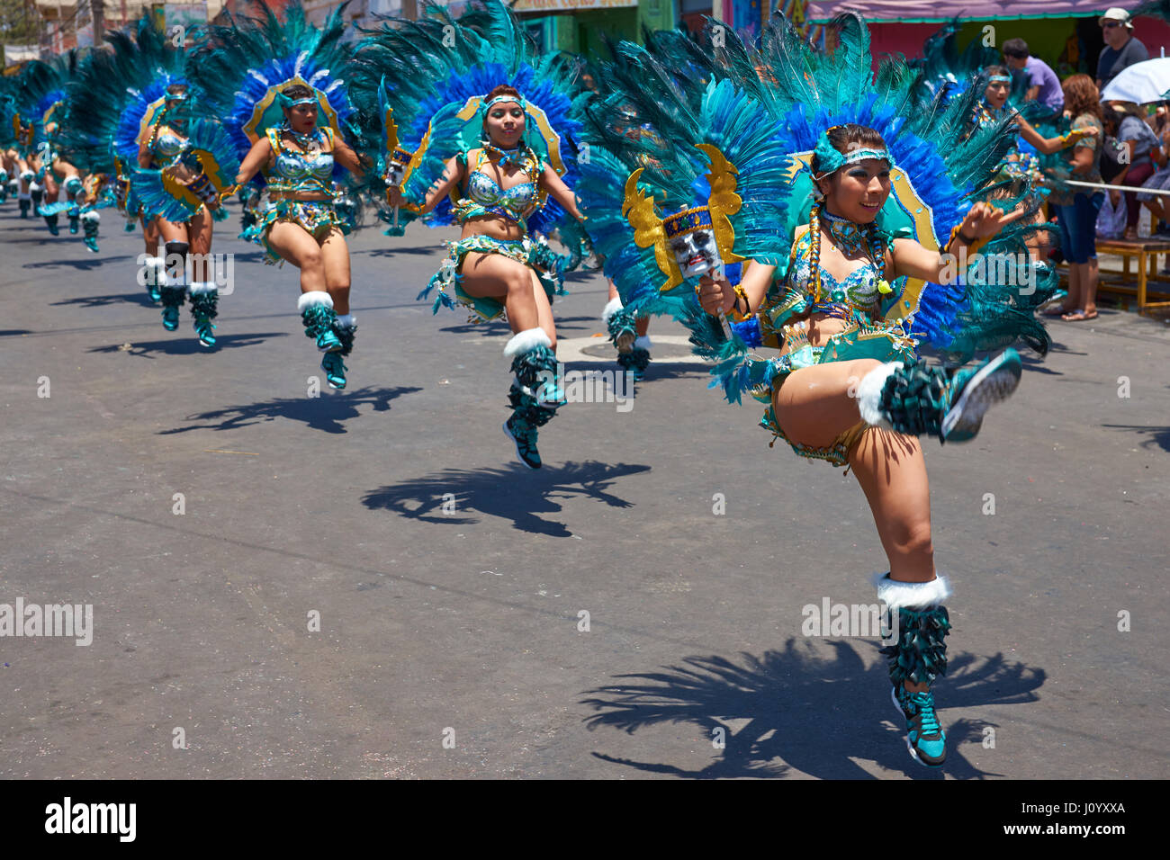 Tobas ballerini in tradizionale costume andina di eseguire l'annuale carnaval andino con la Fuerza del sol a Arica, Cile. Foto Stock