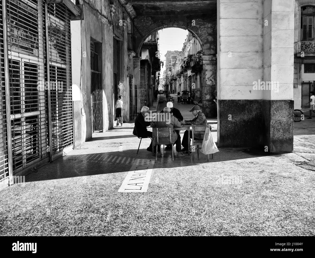 Uomo cubano la riproduzione di un tavolo a l'Avana, Cuba Foto Stock