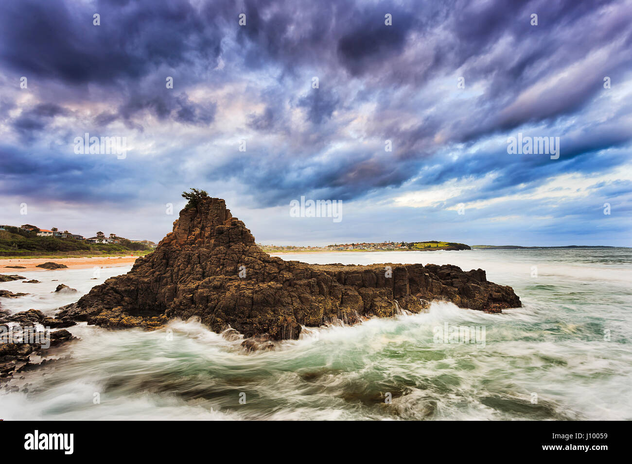 Pittoresche formazioni rocciose denominato Cathedral Rocks di Kiama Pacific Coast in NSW, Australia, al tramonto. Sommergibile cattedrale a forma di roccia attacke boulder Foto Stock